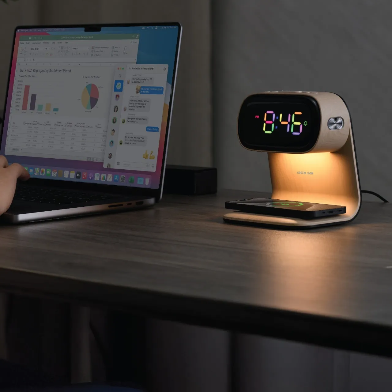 ساعت رومیزی و شارژر بیسیم 15 وات گرینلاین مدل Bedside Clock | شارژ وایرلس و نمایش زمان